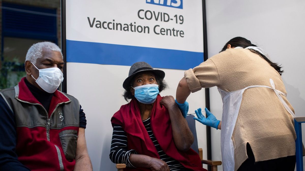 Roušek se nezbavíme ani po očkování, varuje „britský Prymula“